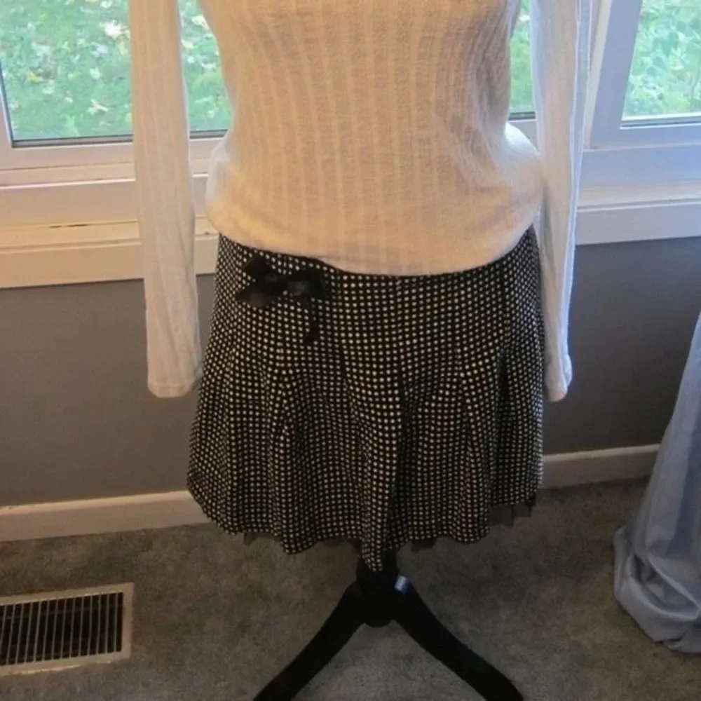 💥5/$10💥Wrapper cute black, white polka dot skirt, ruffle, side black